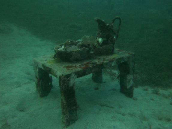 Escultura da mesa posta, no Sculptures Park, em Granada